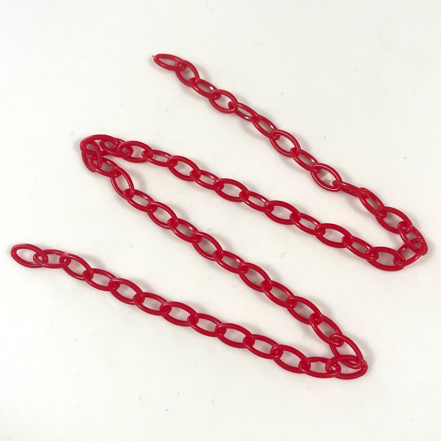 Red colour plastic chain, 50cm long
