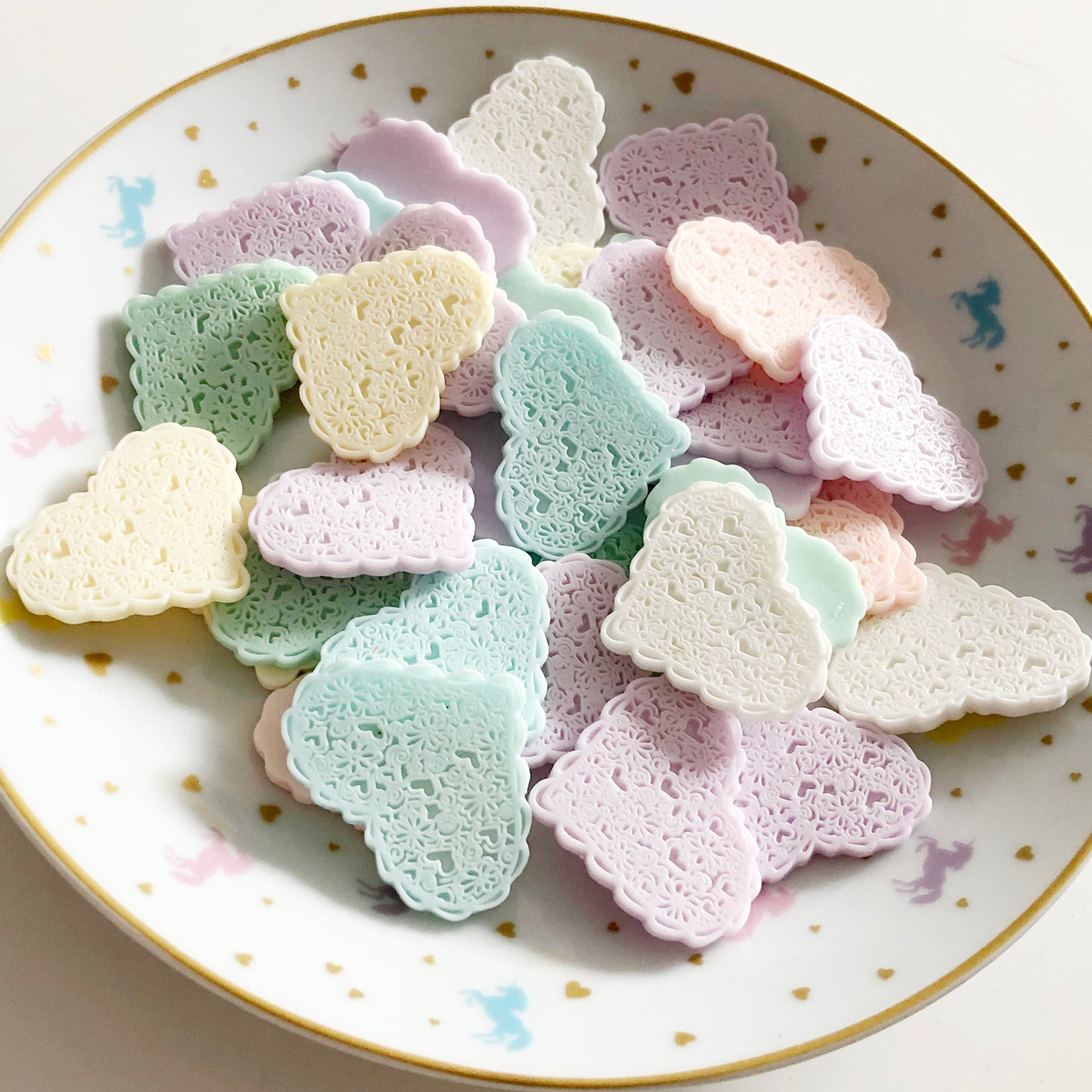 6 x floral and heart resin heart cabochons