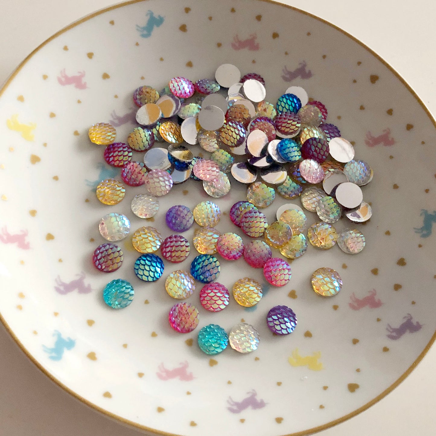 20 x AB coated round fish scale cabochons