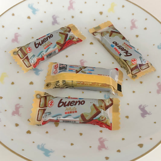 1 x Kinder white Bueno charm